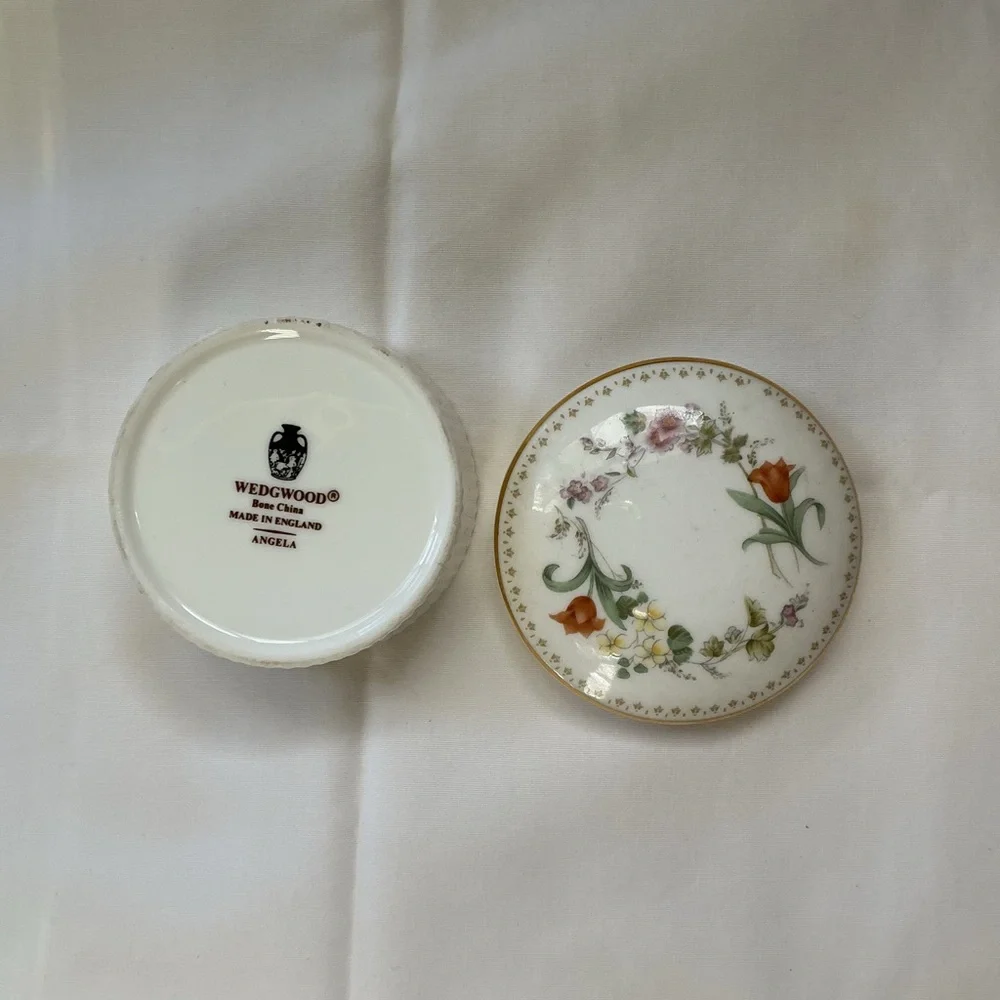 Wedgwood White Porcelain Floral Trinket Box with Gold Trim - Picture 2 of 4